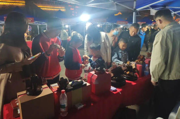 展会风采丨圣匠鲁班文创亮相鲁南经济圈非遗嘉年华，解锁非遗鲁班锁榫卯魅力